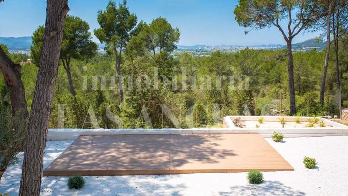Ibiza San Antonio - Completely renovated one-storey house with distant views to the sea for sale