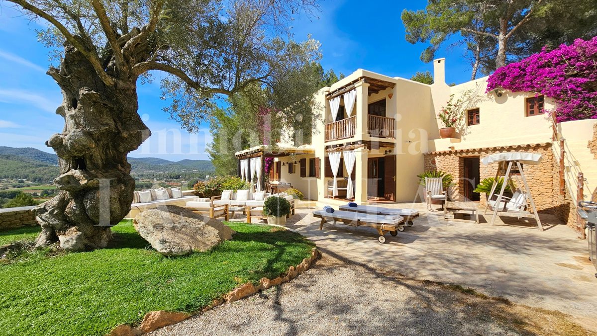 Ibiza San Rafael - Ibiza-style country villa with large garden and beautiful views of the countryside for sale