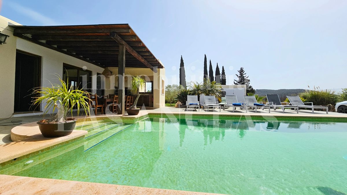 Ibiza Santa Gertrudis - Vermietungslizenz! Gemütliches, ebenerdiges Landhaus in absoluter Ruhe im Verkauf