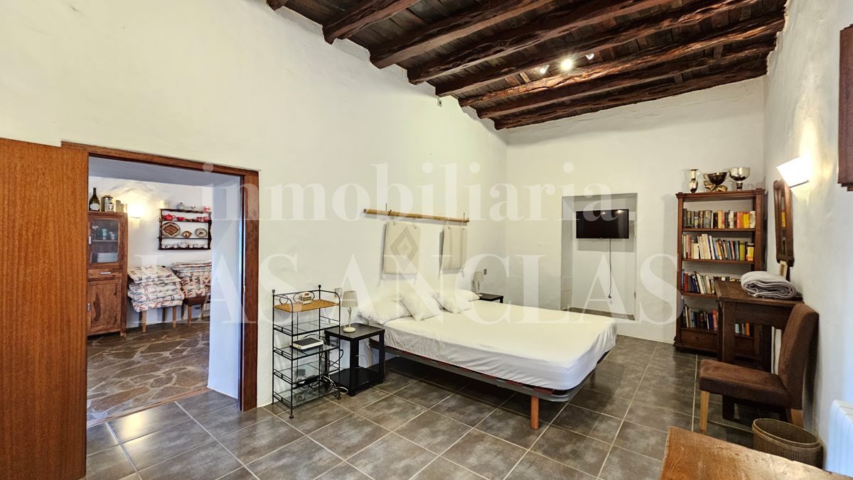 Ibiza San Lorenzo - Holiday rental license! Beautiful, authentic finca with a pretty exterior for sale