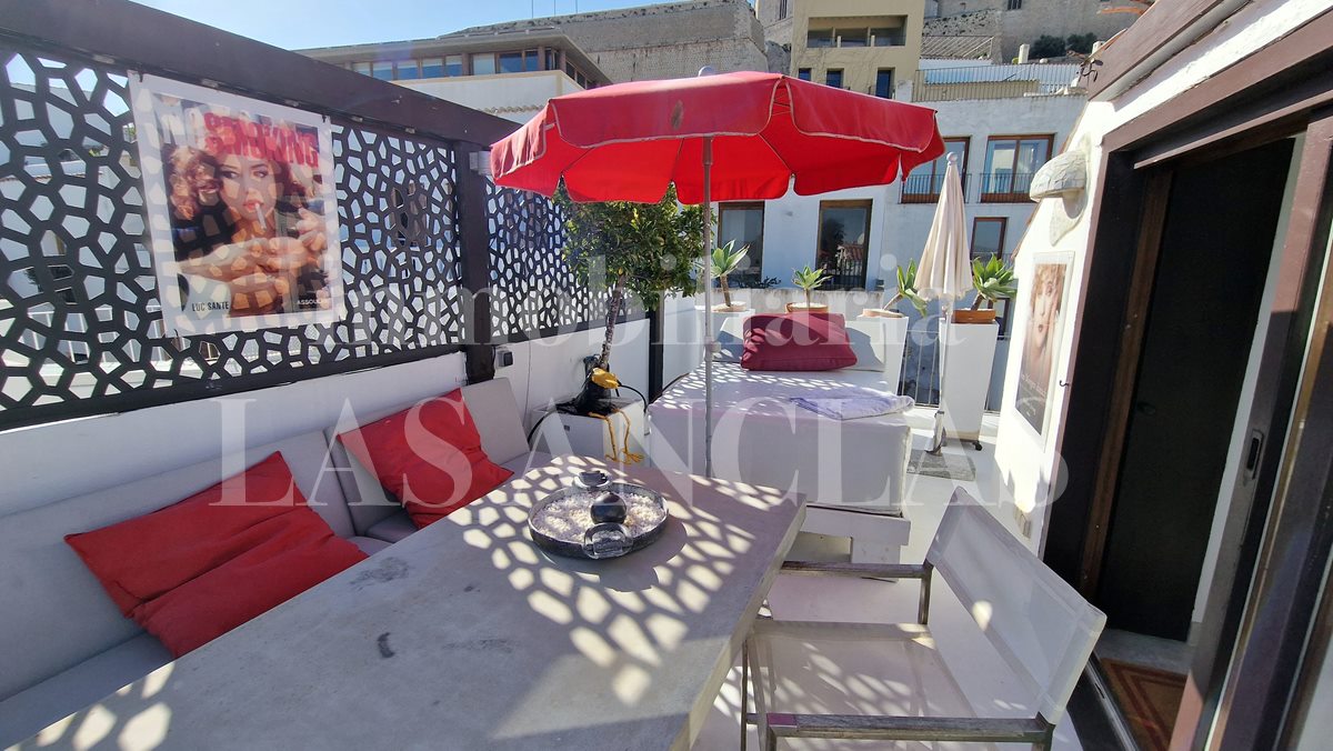 Ibiza Dalt Vila - Ático muy auténtico en edificio historico con vistas al casco antiguo y al mar en venta