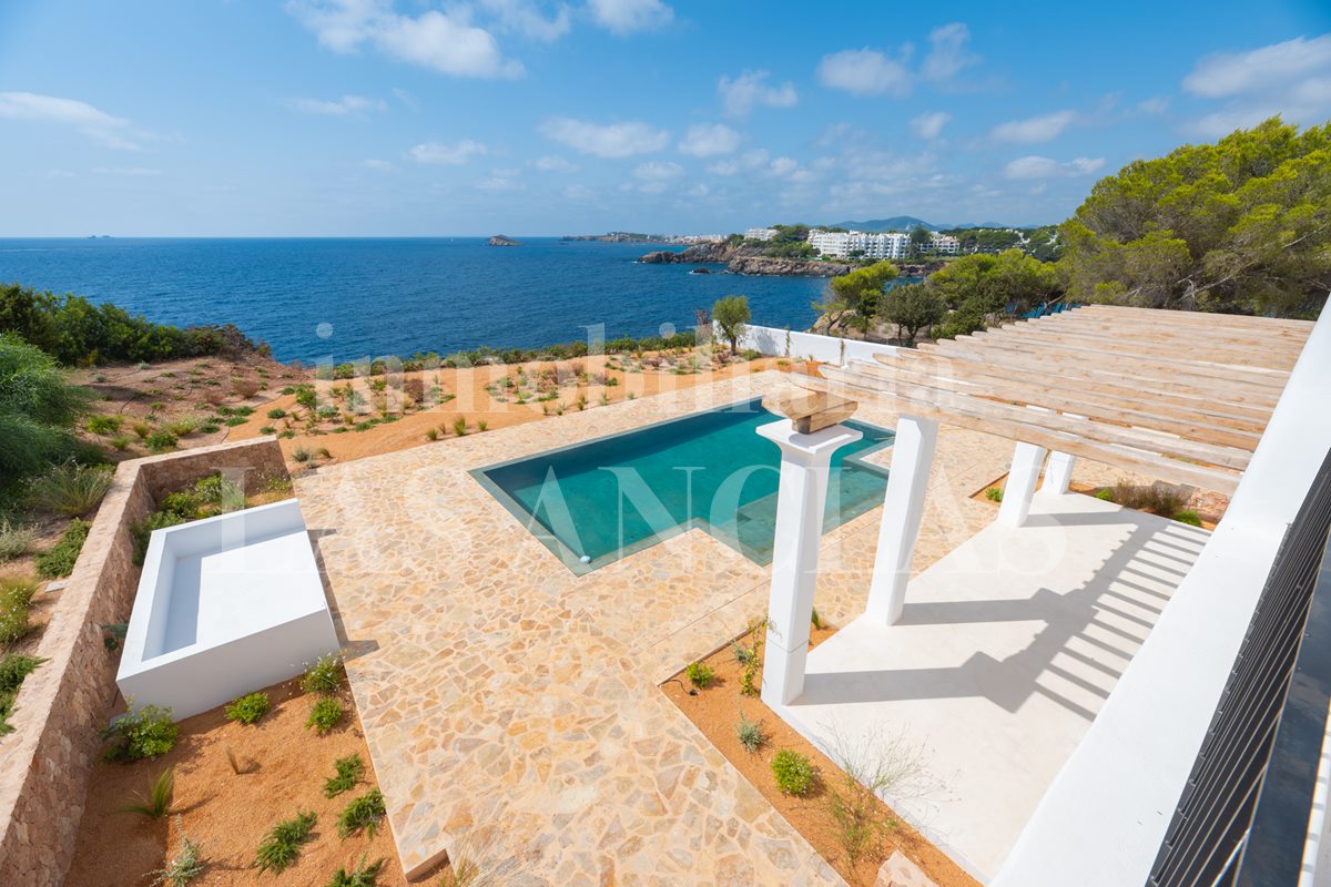 Ibiza San Carlos - First line to the sea! Impressive newly built Blakstad-Designed Villa à vendre