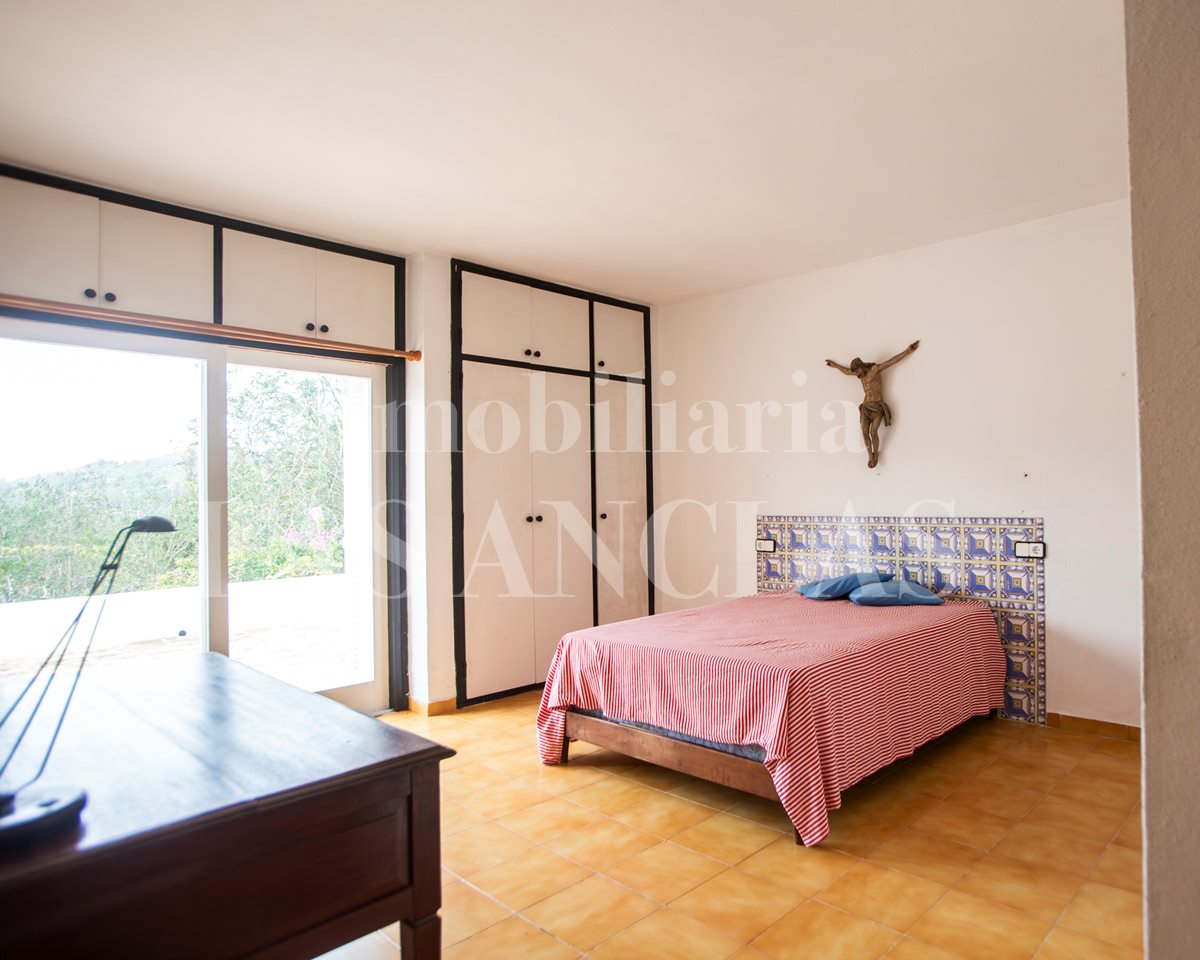 Ibiza Santa Eulalia - Spacious house with lots of potential and beautiful countryside views for sale