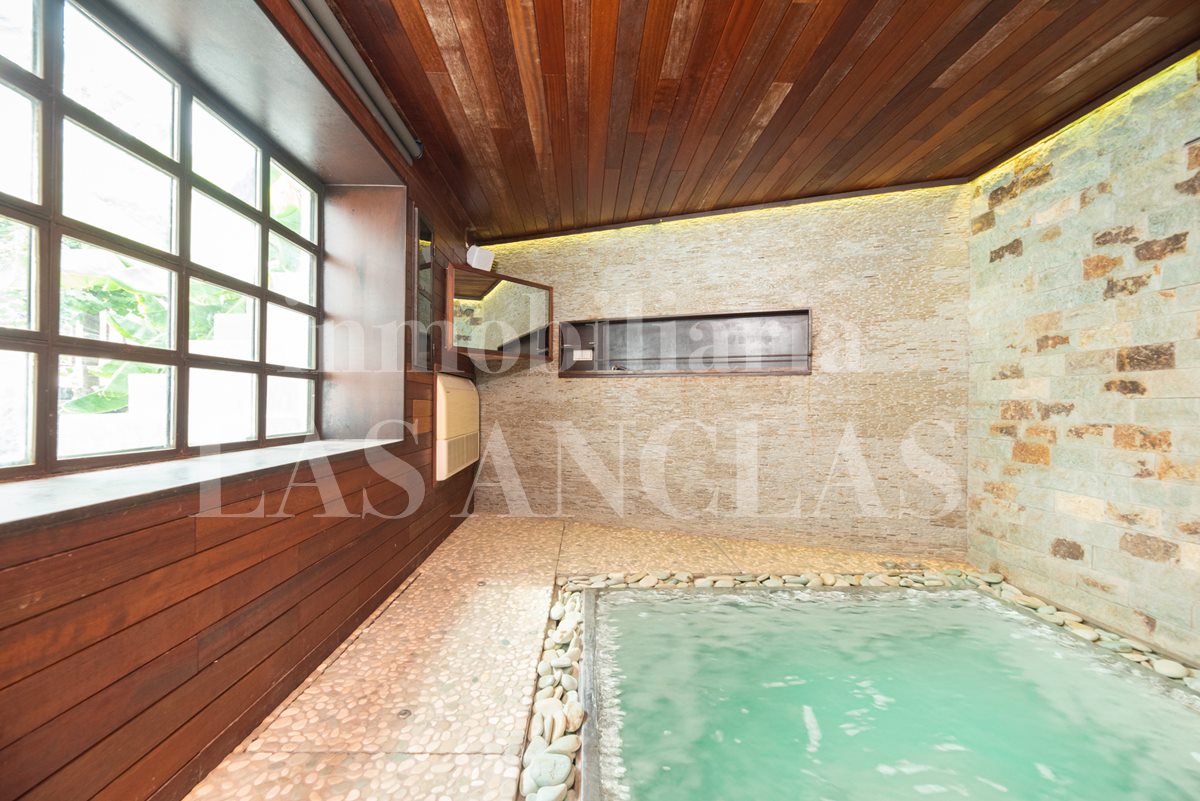 villa in Santa Eulalia Ibiza till salu