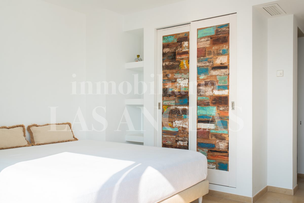 Ibiza Santa Eulalia - Central villa with tourist rental licence and sea views till salu