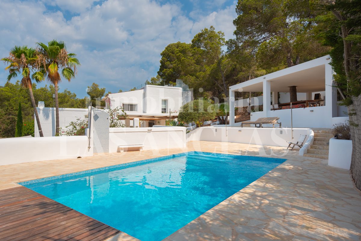 Ibiza San José - Villa mit mediterranem Charme, vielen Entspannungsbereichen und Meerblick im Verkauf