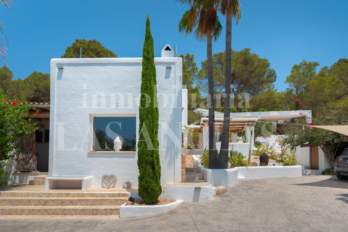 Ibiza San José - Villa mit mediterranem Charme, vielen Entspannungsbereichen und Meerblick im Verkauf