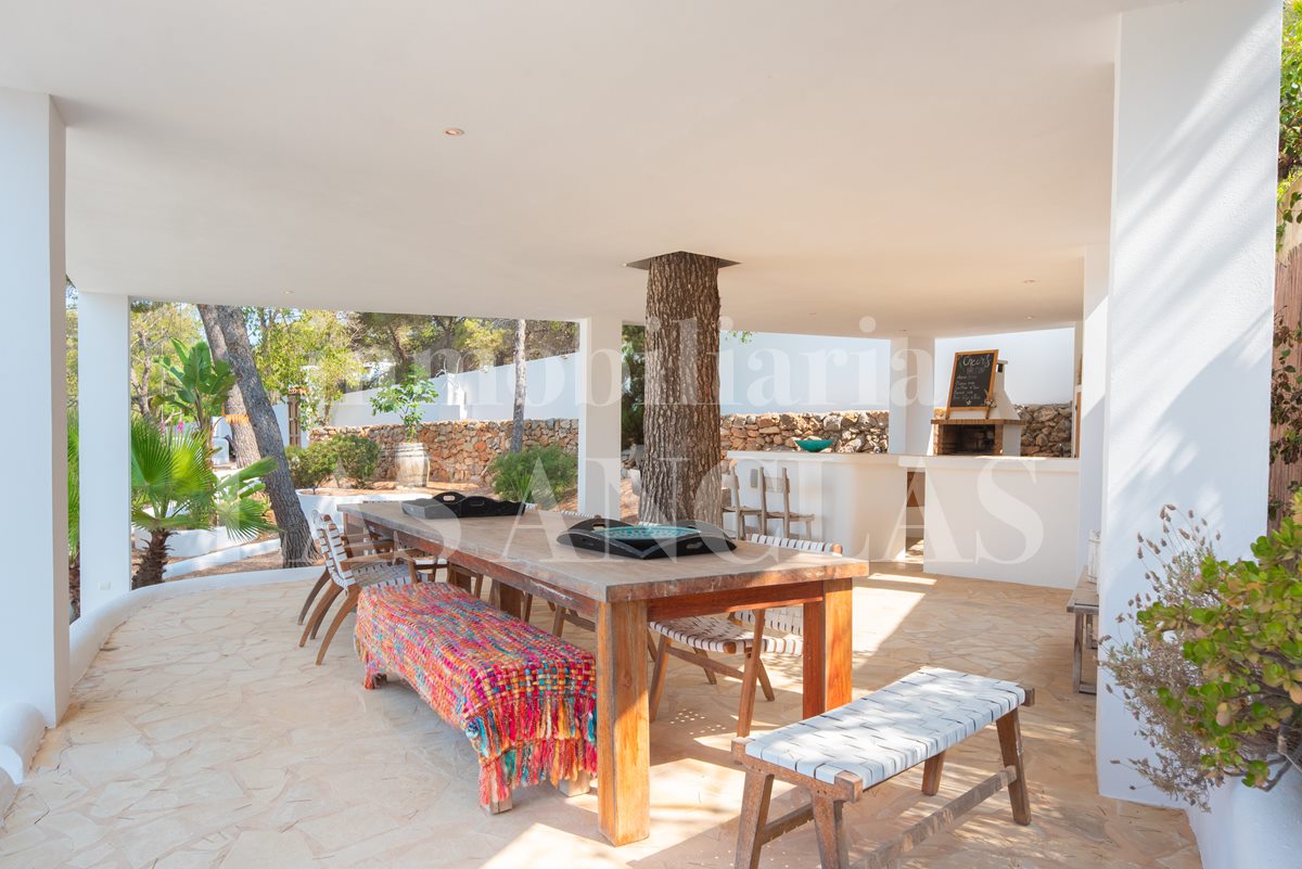 Ibiza San José - Villa con encanto mediterraneo, muchas zonas de relax y vistas al mar en venta