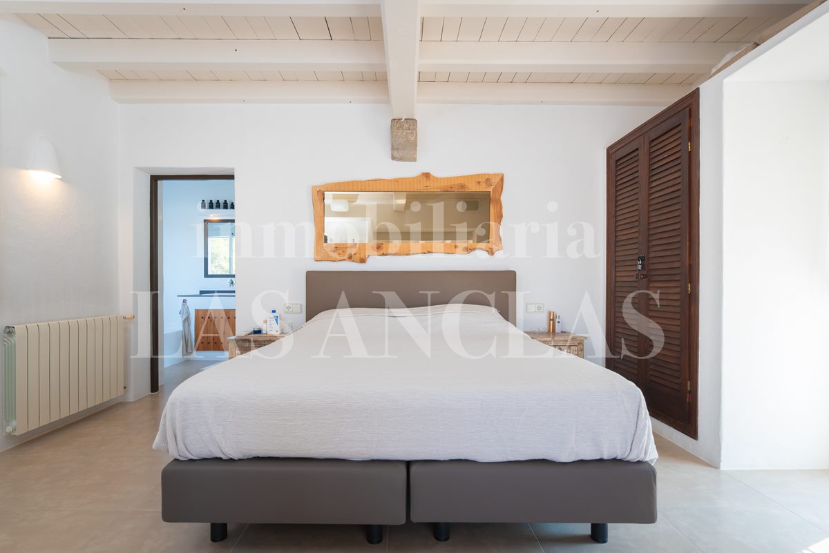 Ibiza San José - Villa with Mediterranean charm, many relaxing areas and sea views for sale