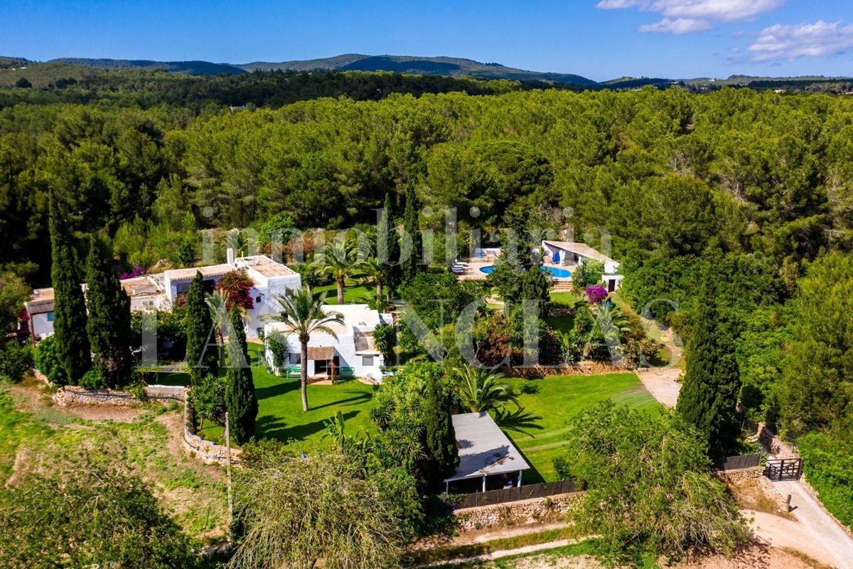 Ibiza San Rafael - Schöne authentische ibizenkische Finca mit üppigem Garten und großem Poolbereich im Verkauf