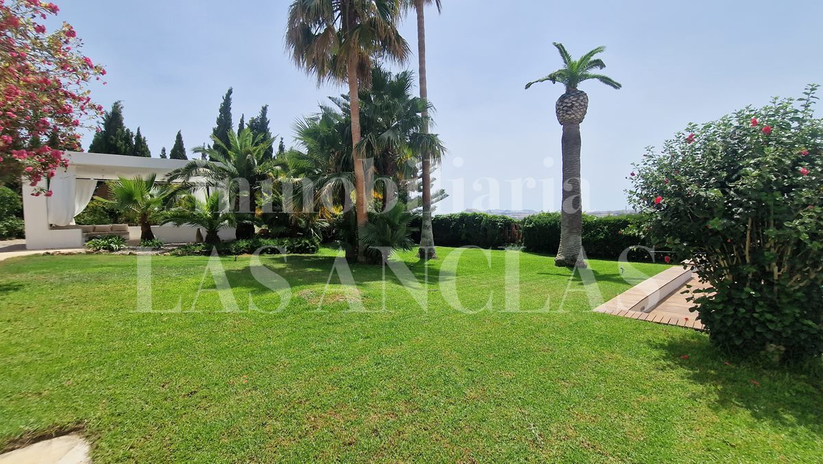 Ibiza Jesús - Bright villa with pleasant outdoor areas and tourist rental licence for 12 persons for sale