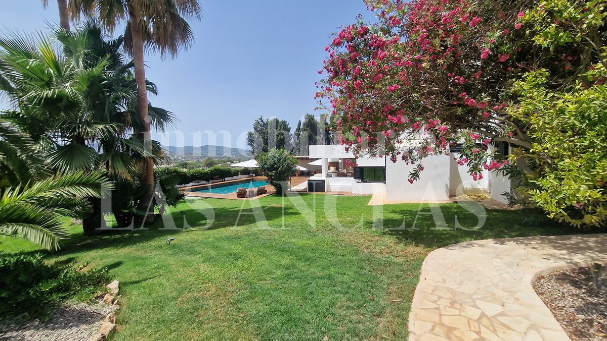 Ibiza Jesús - Soleada villa con agradables zonas al aire libre y licencia turística para 12 personas en venta