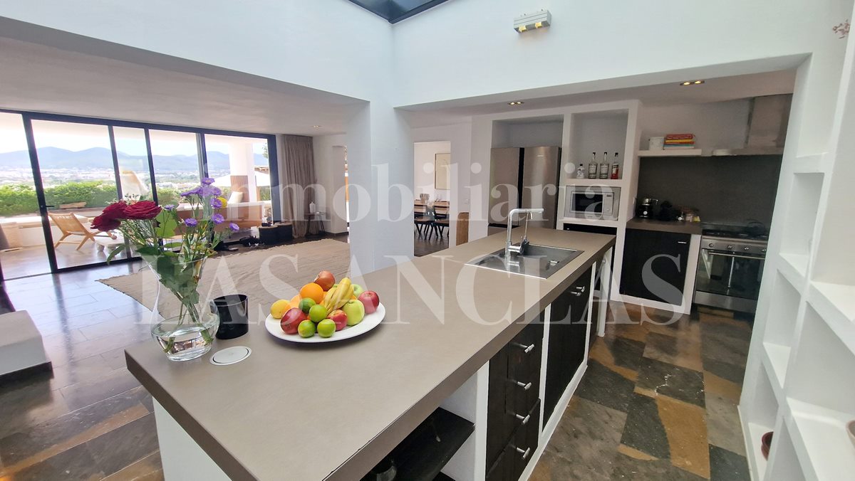 Ibiza Jesús - Bright villa with pleasant outdoor areas and tourist rental licence for 12 persons for sale