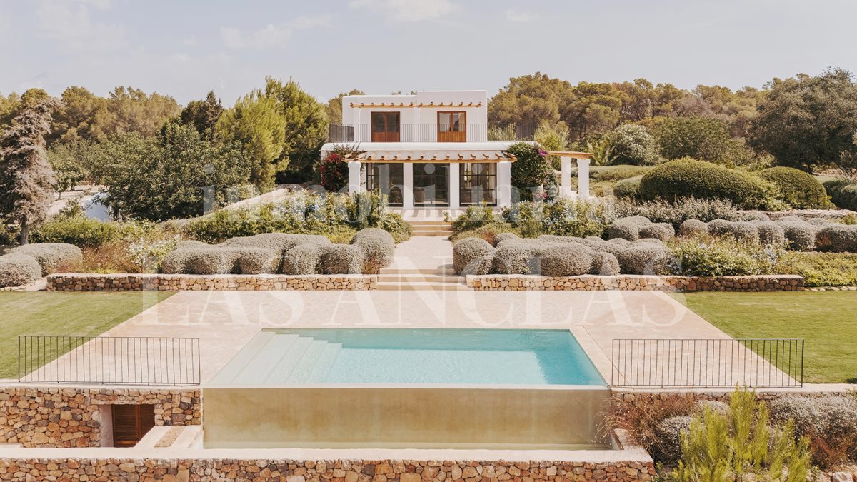 Ibiza Santa Gertrudis - Hübsches, von Blakstad renoviertes Anwesen, umgeben von Oliven- und Obstbäumen im Verkauf