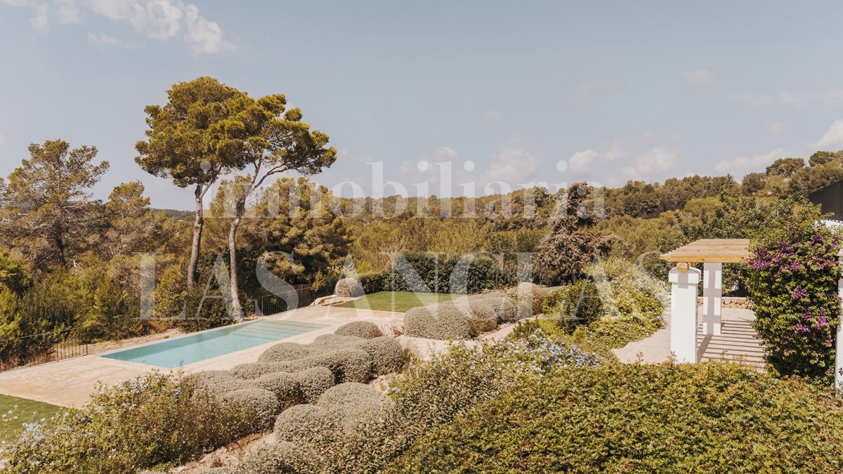 Ibiza Santa Gertrudis - Hübsches, von Blakstad renoviertes Anwesen, umgeben von Oliven- und Obstbäumen im Verkauf