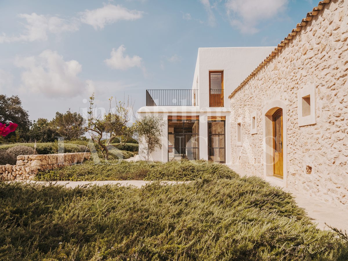 Ibiza Santa Gertrudis - Hübsches, von Blakstad renoviertes Anwesen, umgeben von Oliven- und Obstbäumen im Verkauf