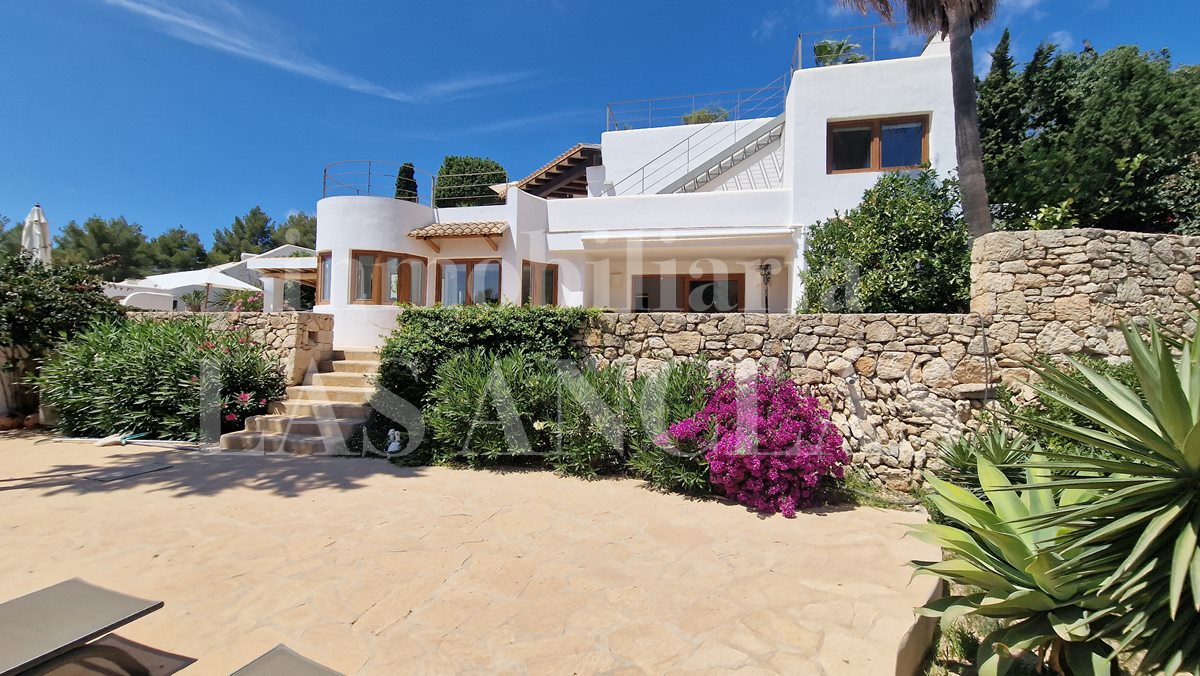  between Ibiza & Sta. Eulalia - Beautiful newly renovated villa with lots of charm in a quiet location and distant sea view for sale