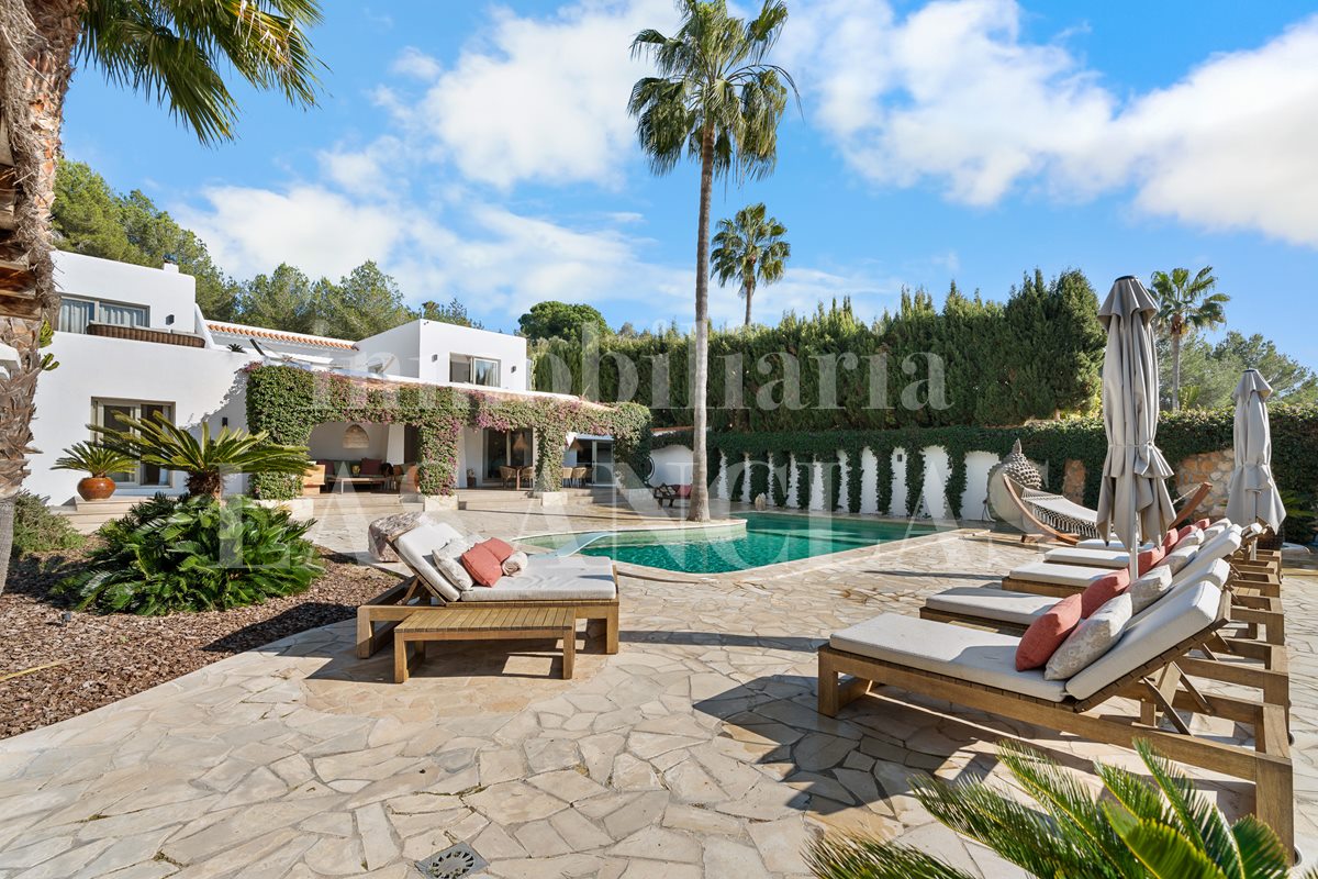 Ibiza Jesús - Elegant, renovated villa with paddle tennis court and views of the old town in vendita