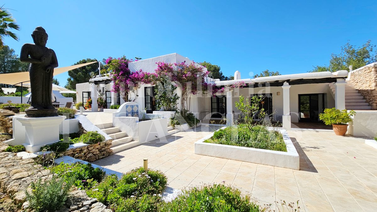 Ibiza Santa Eulalia - Majestuosa casa payesa con licencia turística y casa de invitados en venta