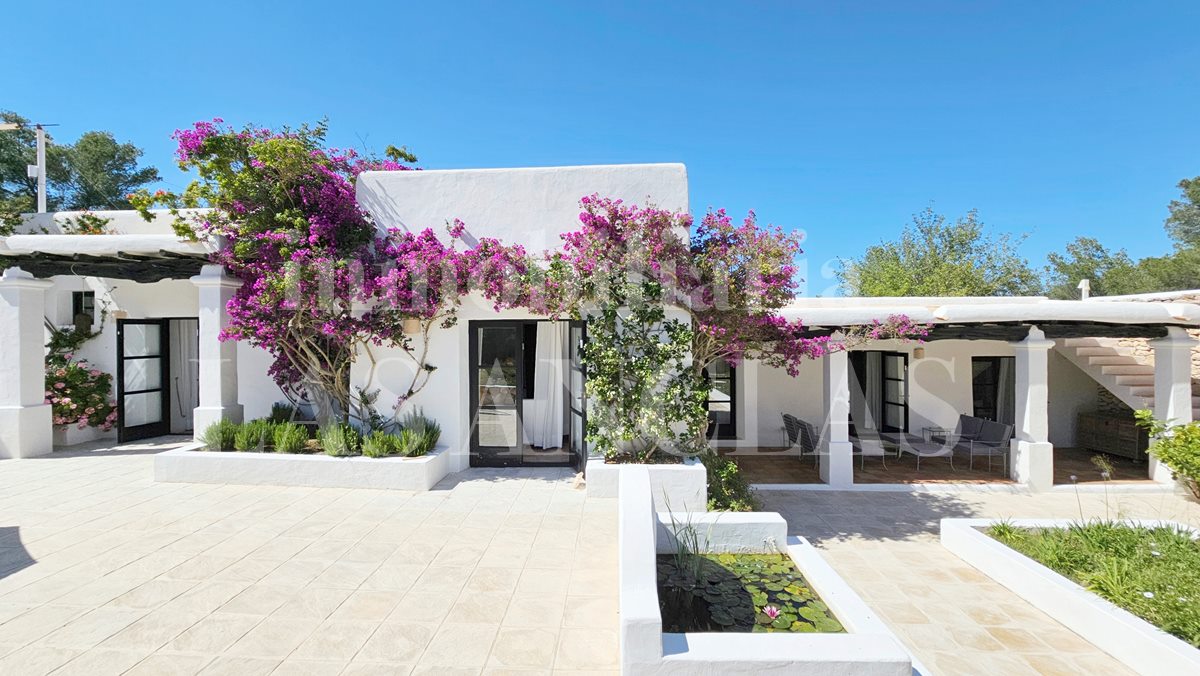 Ibiza Santa Eulalia - Vermietungslizenz! Herrschaftliche Finca mit Gästehaus in idyllischer Lage im Verkauf