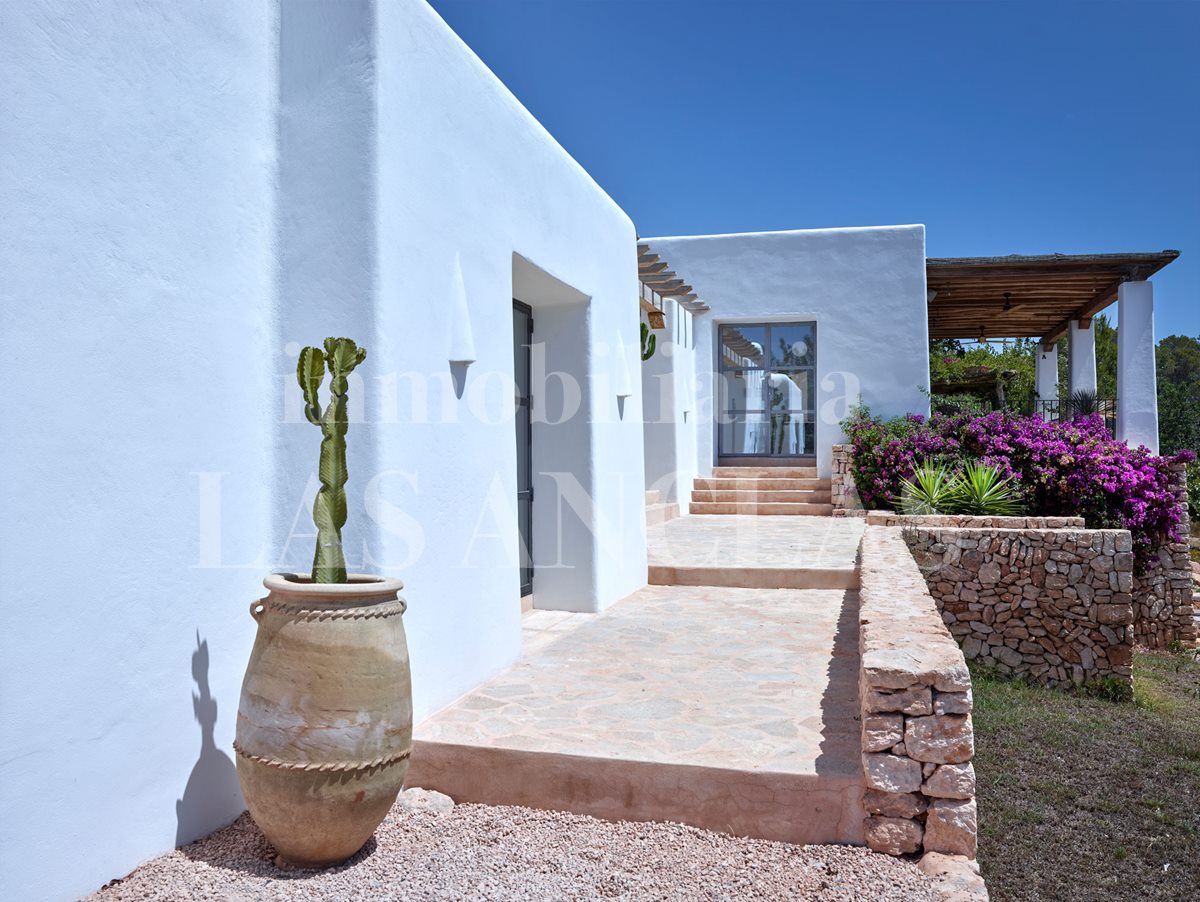 Ibiza Santa Gertrudis - Enchanting Blakstad finca with beautiful views to the green up to the sea and Dalt Vila for sale