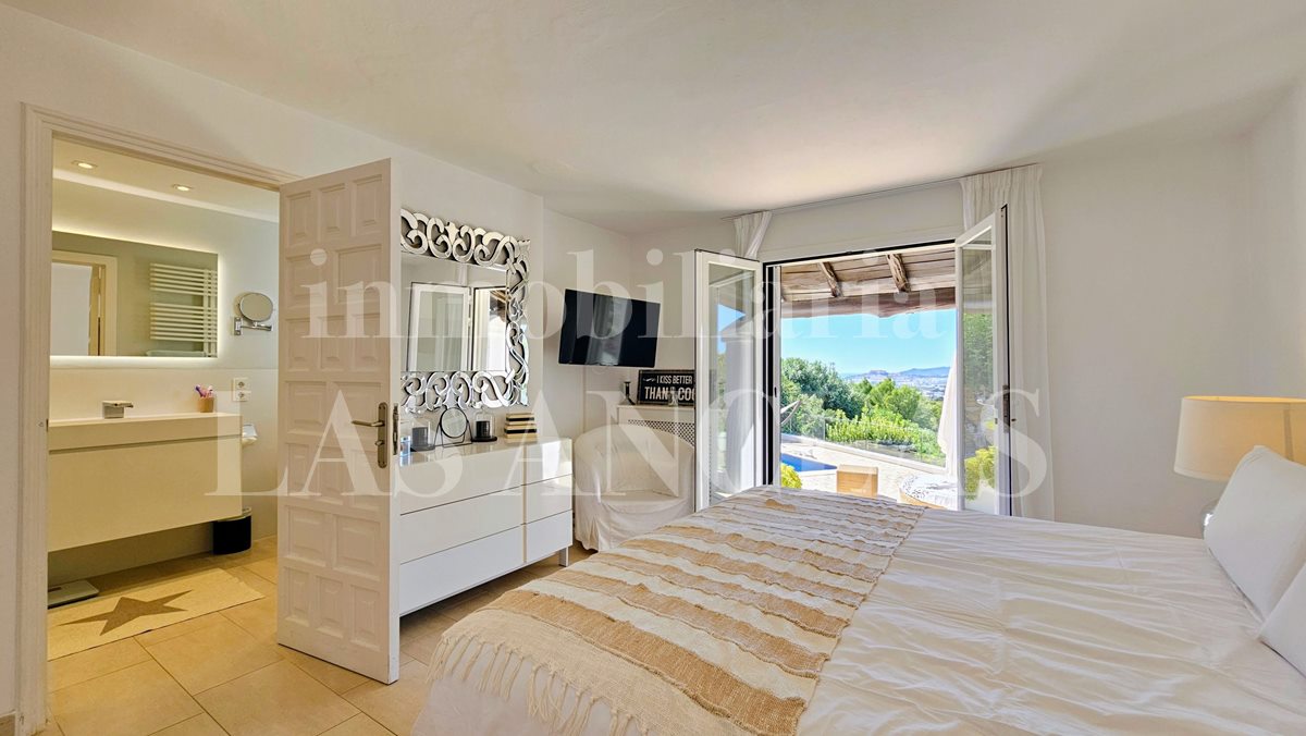 Ibiza Jesús - Licencia turística! Encantadora villa estilo finca con preciosas vistas al mar y Dalt Vila en venta