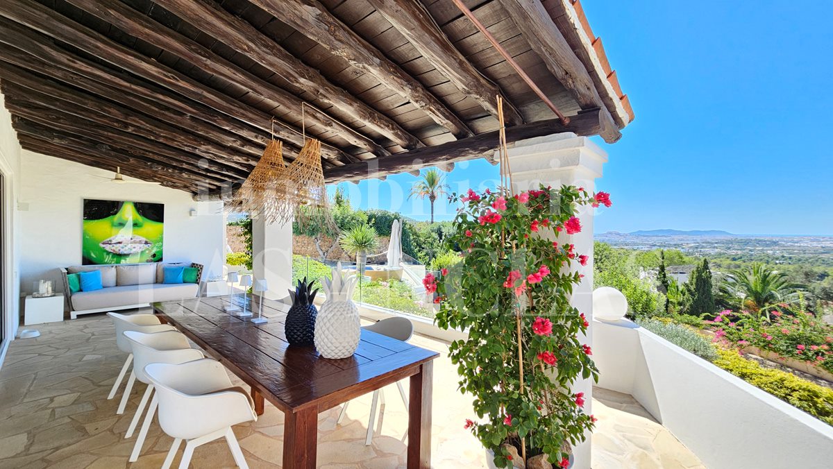 Ibiza Jesús - Licencia turística! Encantadora villa estilo finca con preciosas vistas al mar y Dalt Vila en venta
