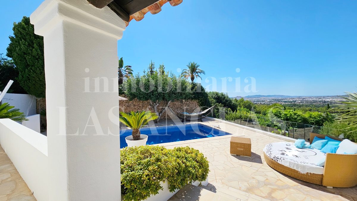 Ibiza Jesús - Licencia turística! Encantadora villa estilo finca con preciosas vistas al mar y Dalt Vila en venta