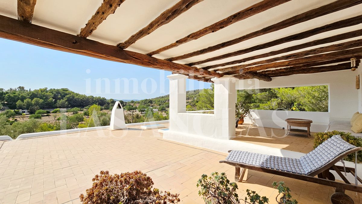 Ibiza Jesús - Idyllic renovated Ibizan finca in a peaceful location with open countryside views in vendita