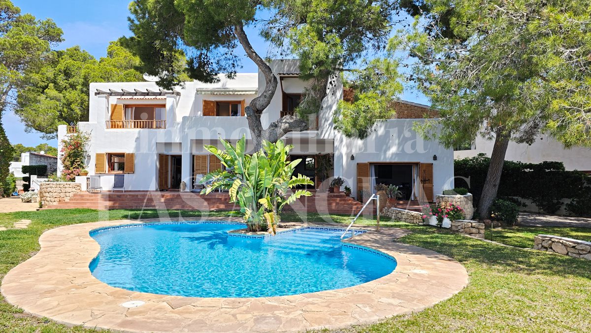 Ibiza San Carlos - Amplia villa mediterránea en primera linea de mar y vistas excepcionales en venta