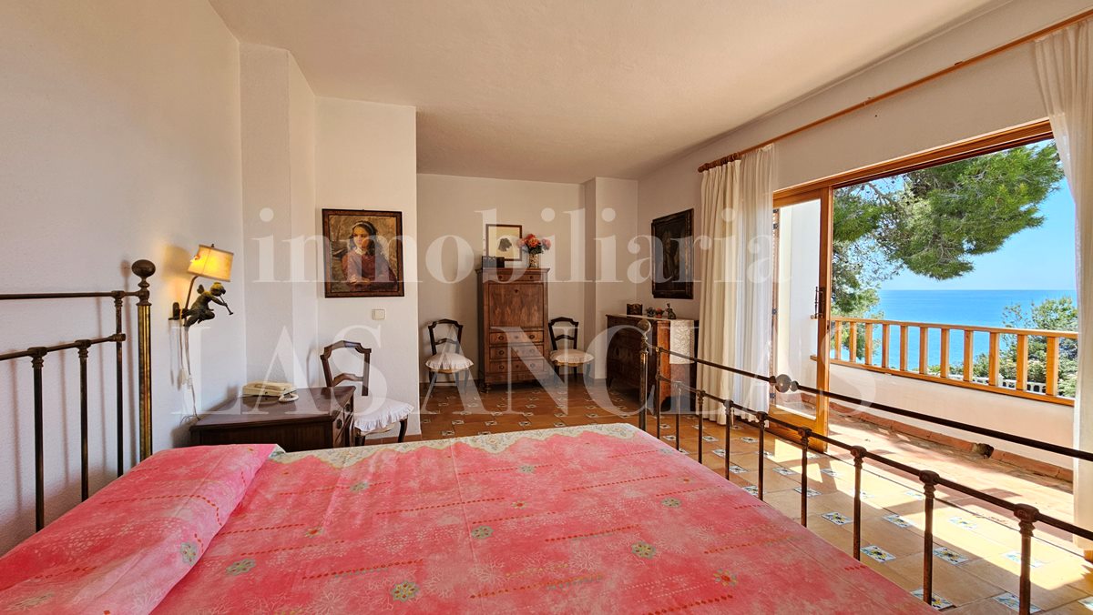 Ibiza San Carlos - Amplia villa mediterránea en primera linea de mar y vistas excepcionales en venta