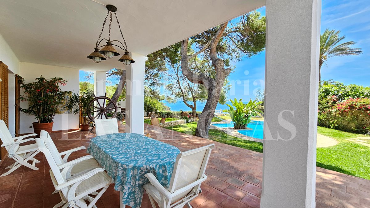 Ibiza San Carlos - Amplia villa mediterránea en primera linea de mar y vistas excepcionales en venta
