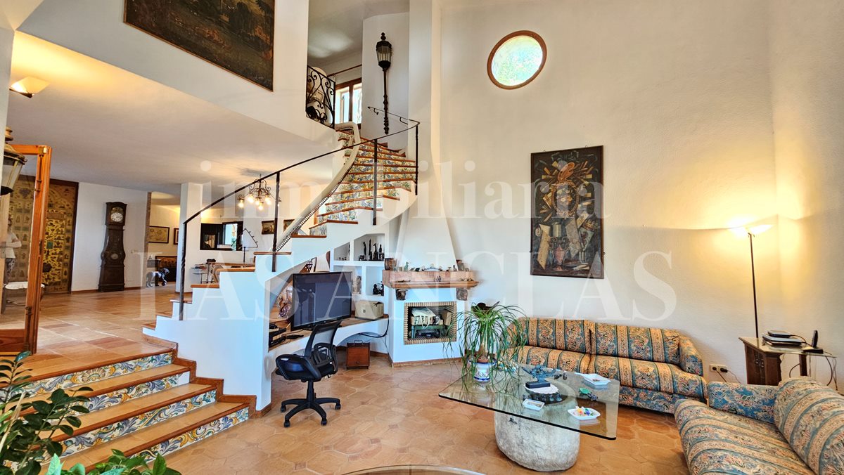 Ibiza San Carlos - Amplia villa mediterránea en primera linea de mar y vistas excepcionales en venta