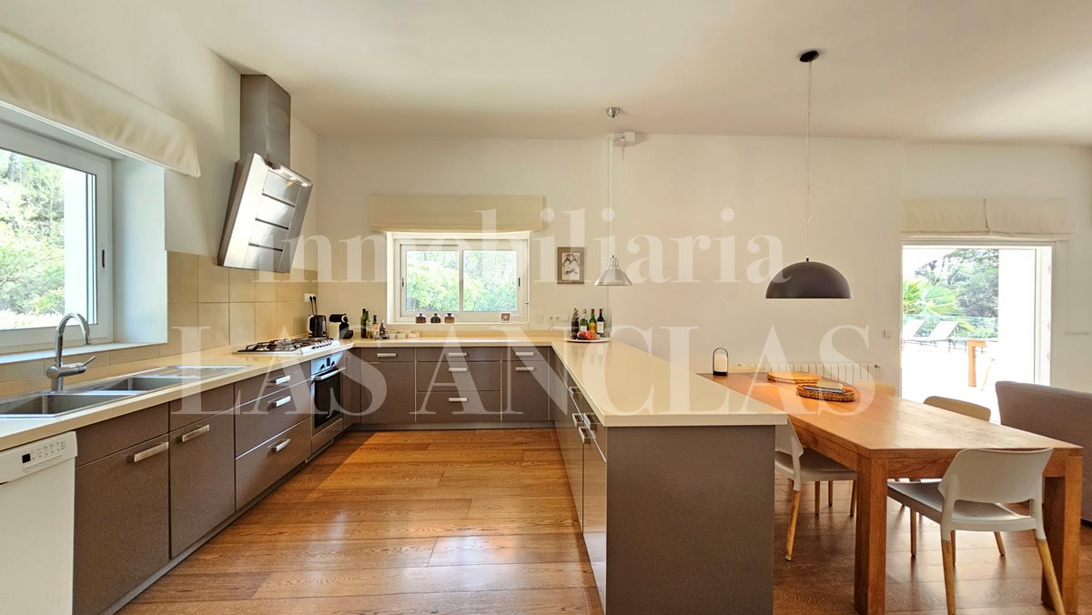 Ibiza Jesús - Sunlit one-storey villa with tourist rental license for sale