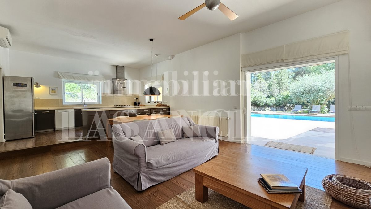 Ibiza Jesús - Vermietungslizenz! Geräumige einstöckige Villa mit Gästeappartement und viel Privatsphäre im Verkauf