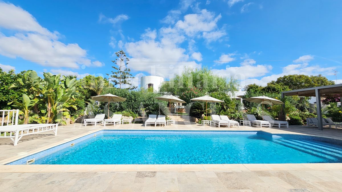 Ibiza Santa Eulalia - Elegante villa mediterránea renovada con licencia turística y vistas hasta el mar en venta