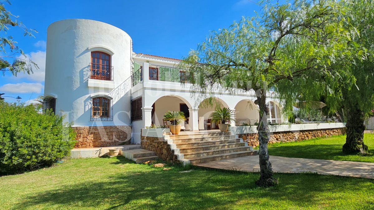 Ibiza Santa Eulalia - Tourist license! Beautiful renovated coutryvilla with charming outdoor areas and views for sale