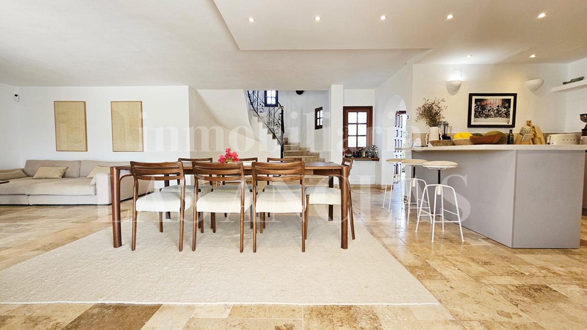 Ibiza Santa Eulalia - Elegante villa mediterránea renovada con licencia turística y vistas hasta el mar en venta