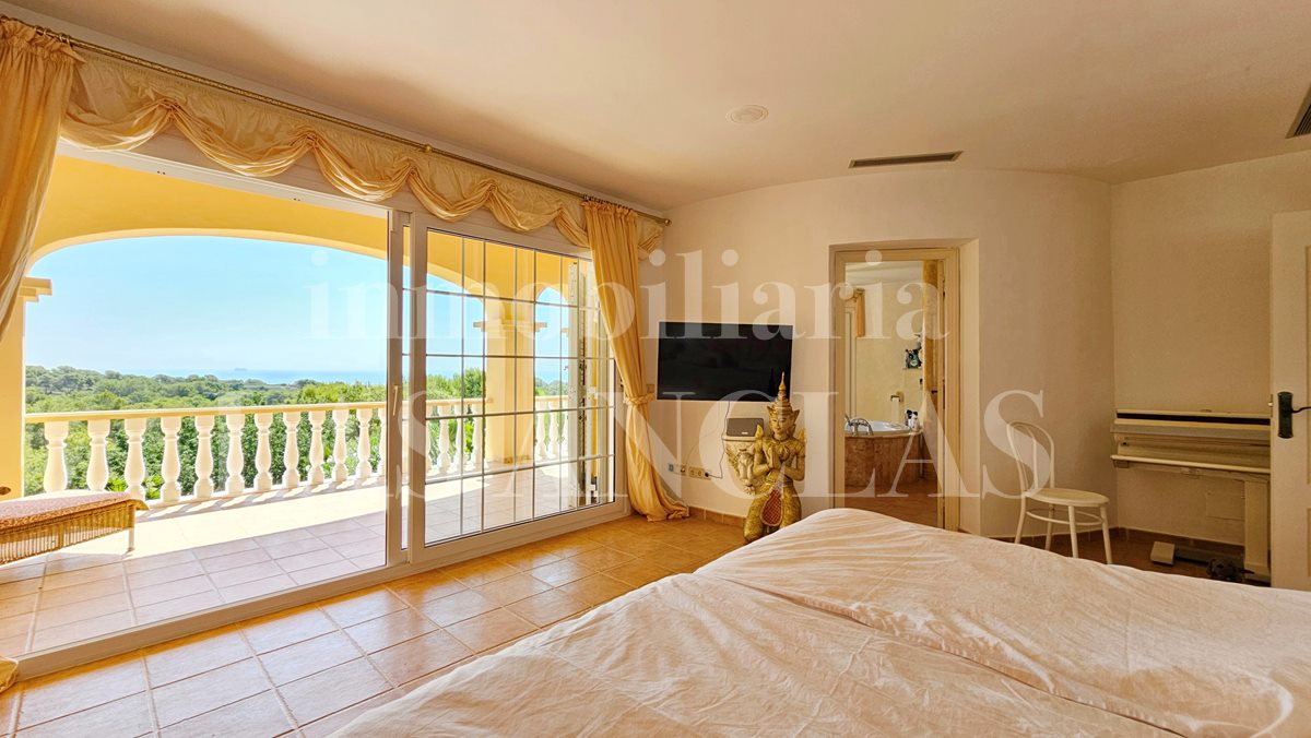 Ibiza Talamanca - Villa de estilo mediterráneo en zona premium con soleadas terrazas y vistas al mar en venta