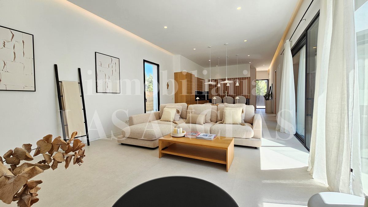 Ibiza Talamanca - Turn-key villa with 2 swimming pools in a residential area close to the beach for sale