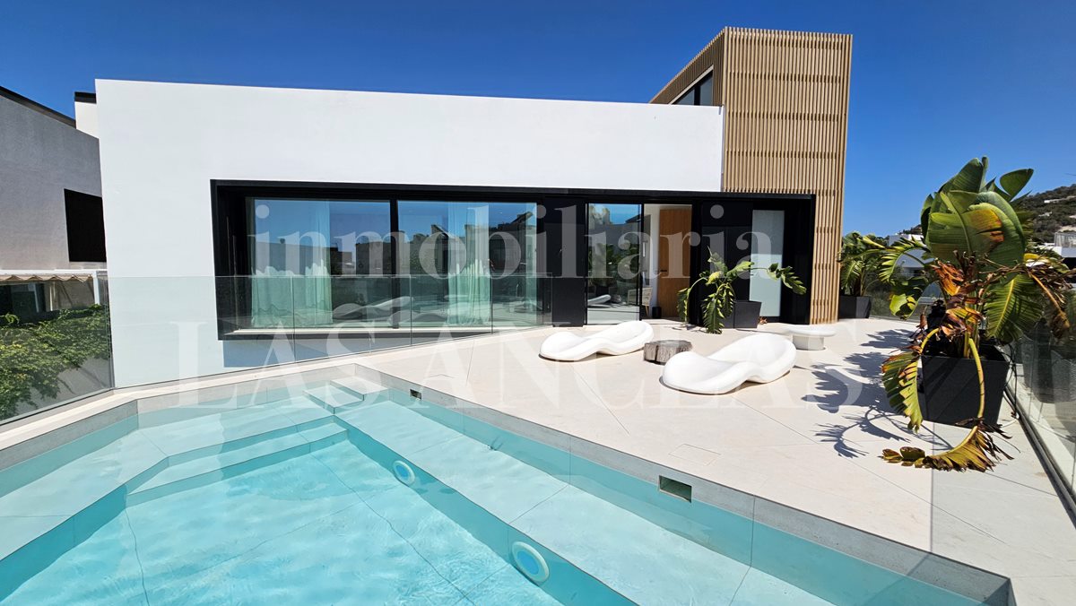 Ibiza Talamanca - Turn-key villa with 2 swimming pools in a residential area close to the beach for sale