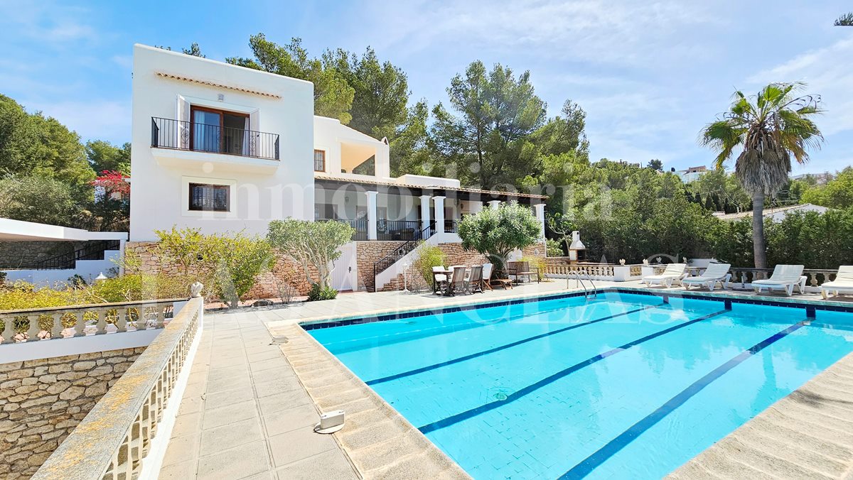 Ibiza Jesús - Schöne Villa im Finca-Stil mit Touristenlizenz, Tennisplatz und Meerblick im Verkauf