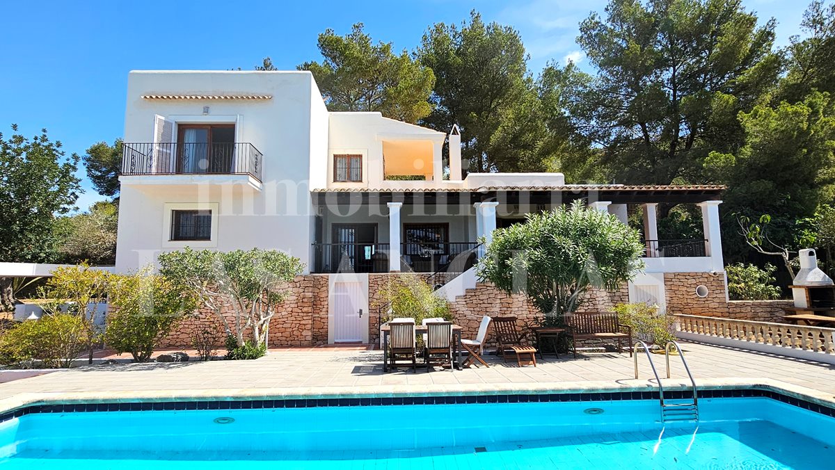 Ibiza Jesús - Beautiful finca style villa with tourist licence, tennis court and sea view for sale