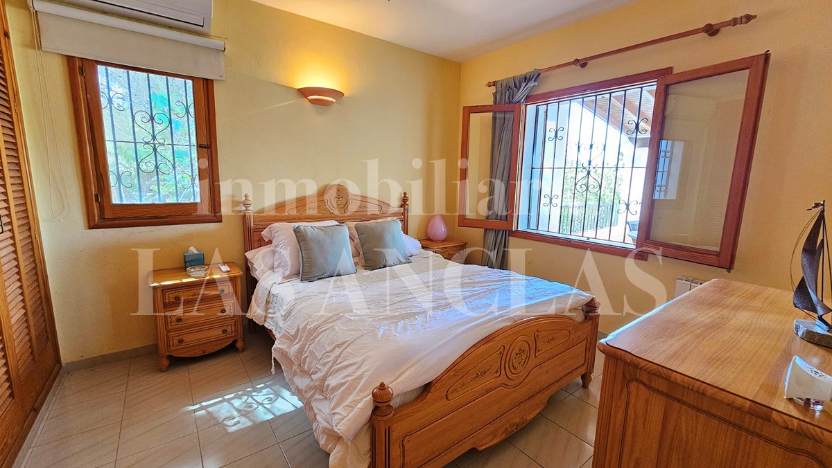 Ibiza Jesús - Spacious villa with rental licence, tennis court, and views of Dalt Vila and the sea for sale