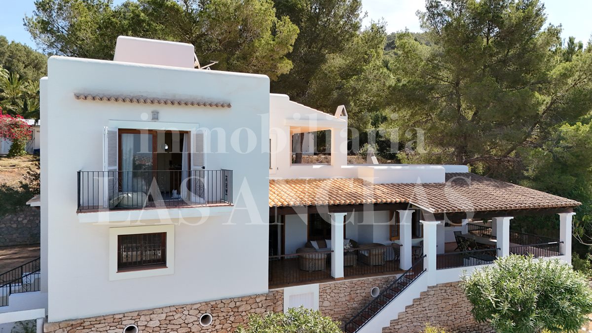 Ibiza Jesús - Schöne Villa im Finca-Stil mit Touristenlizenz, Tennisplatz und Meerblick im Verkauf