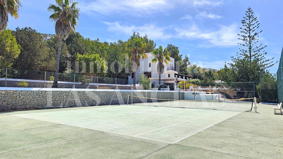 Ibiza Jesús - Beautiful finca style villa with tourist licence, tennis court and sea view for sale