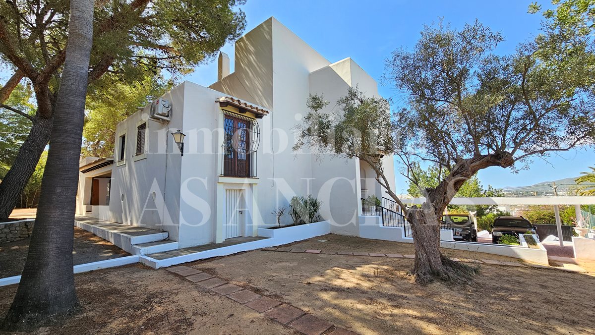 Ibiza Jesús - Vermietungslizenz! Villa mit Tennisplatz und Blick auf das Meer & Dalt Vila im Verkauf