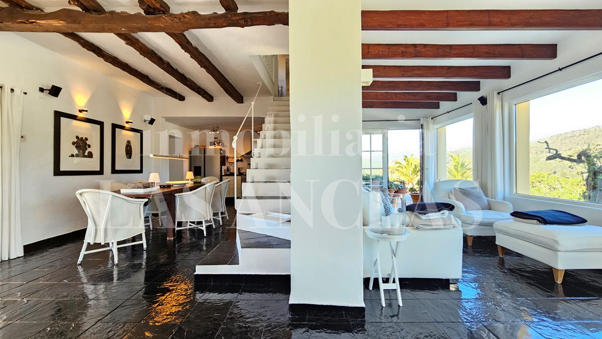 Ibiza San José - Einzigartiger Rückzugsort! Wunderschöne Finca von 3 Einheiten mit tollem Garten und Panoramablick im Verkauf