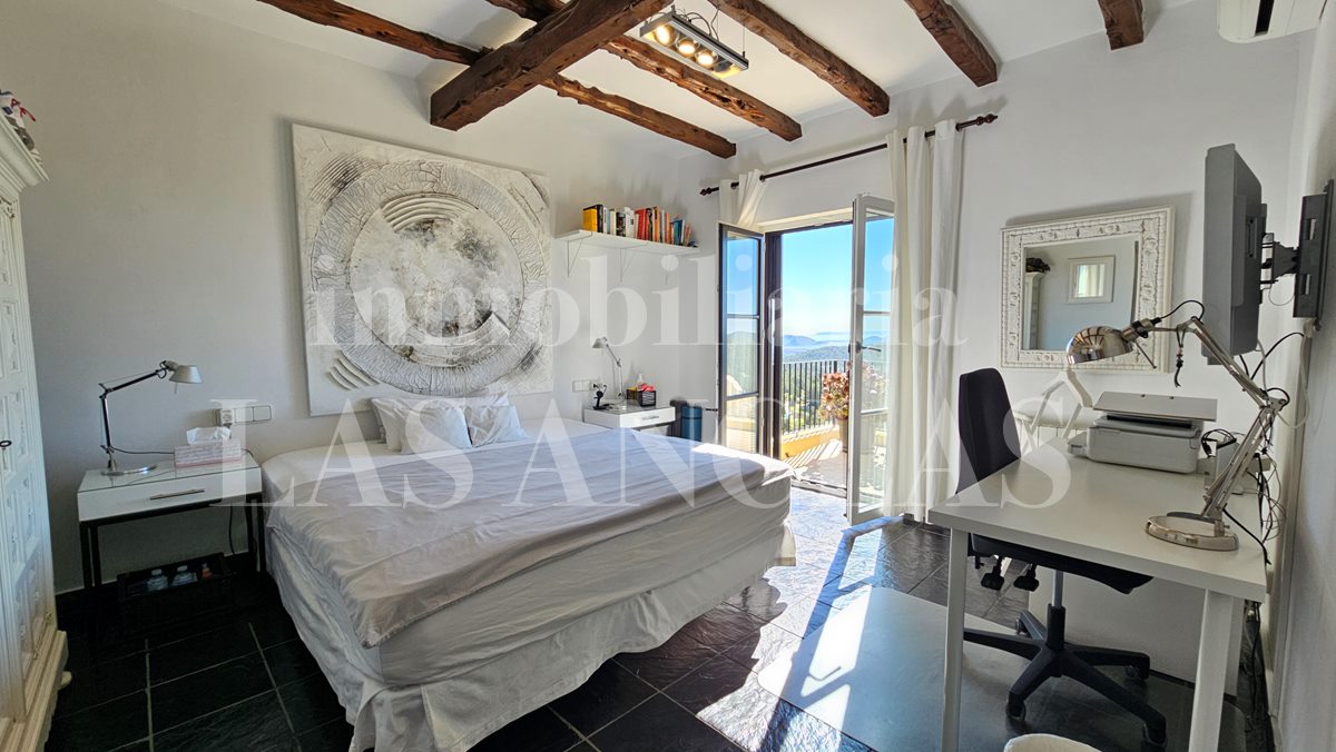 Ibiza San José - Unique, beautifully situated country house with 3 residential units and panoramic views in vendita