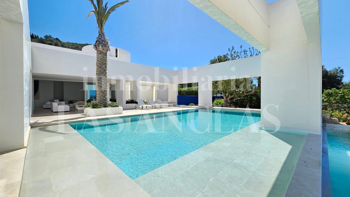 Ibiza Talamanca - Villa de diseño con una arquitectura refinada y un exuberante jardín en una zona muy cotizada en venta